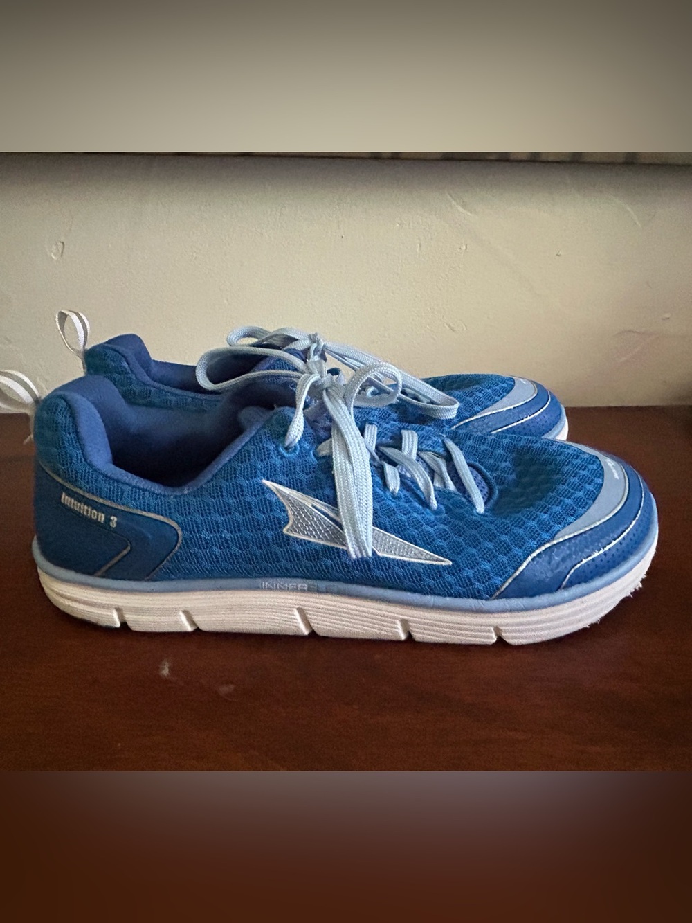 Altra women’s Intuition 3